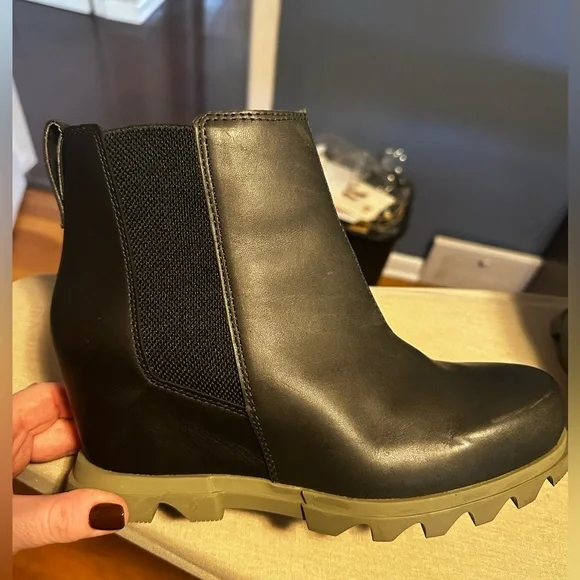 SOREL WOMEN'S JOAN OF ARCTIC WEDGE III CHELSEA in Dark Moss Sage - Picture 3 of 7